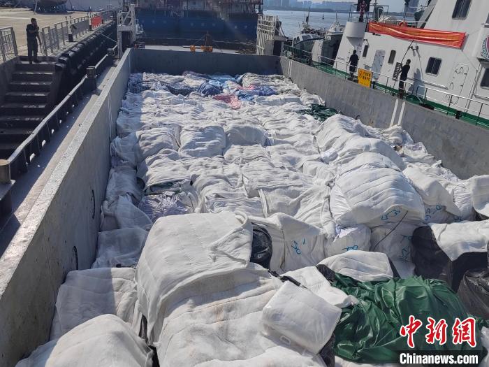 广东海警局查获走私冻品约485吨。　广东海警局 供图
