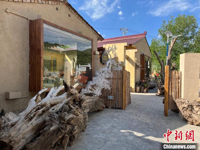 杨家店村的木文化主题民宿小院。　于晶 摄