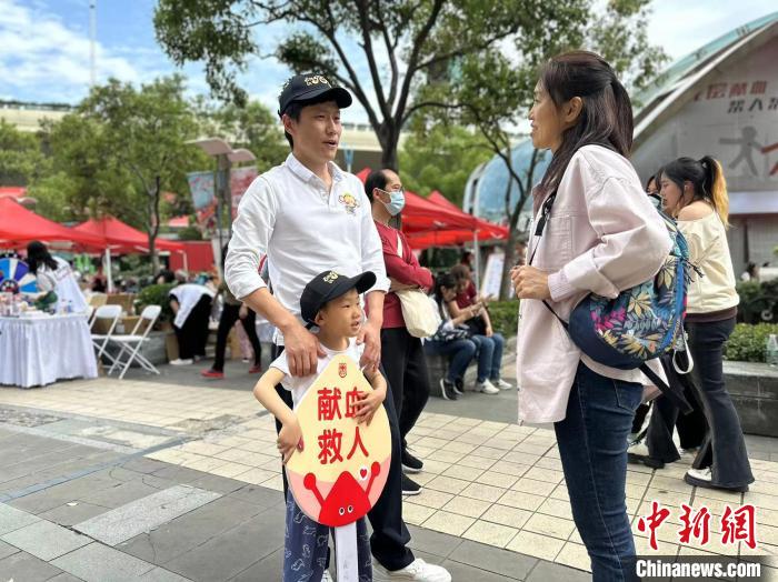 爱心人士街头宣传无偿献血。　上海市血液管理办公室供图