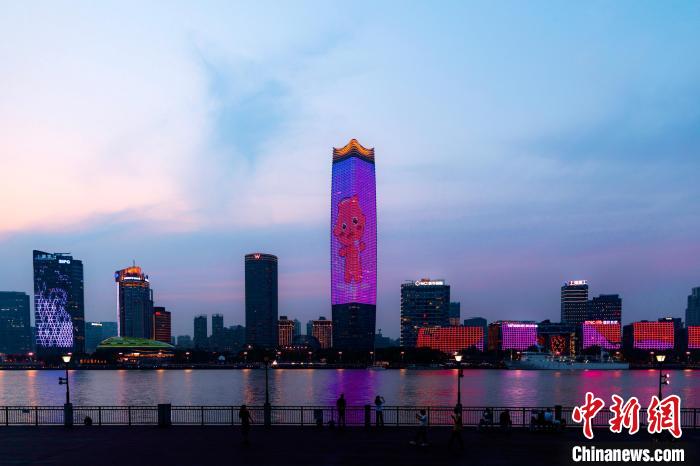 第20个世界献血者日来临，黄浦江畔点亮生命红。　上海市血液中心供图