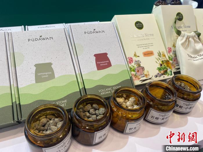 图为泰国进口馆展示的香薰产品。　 李玉素 　摄