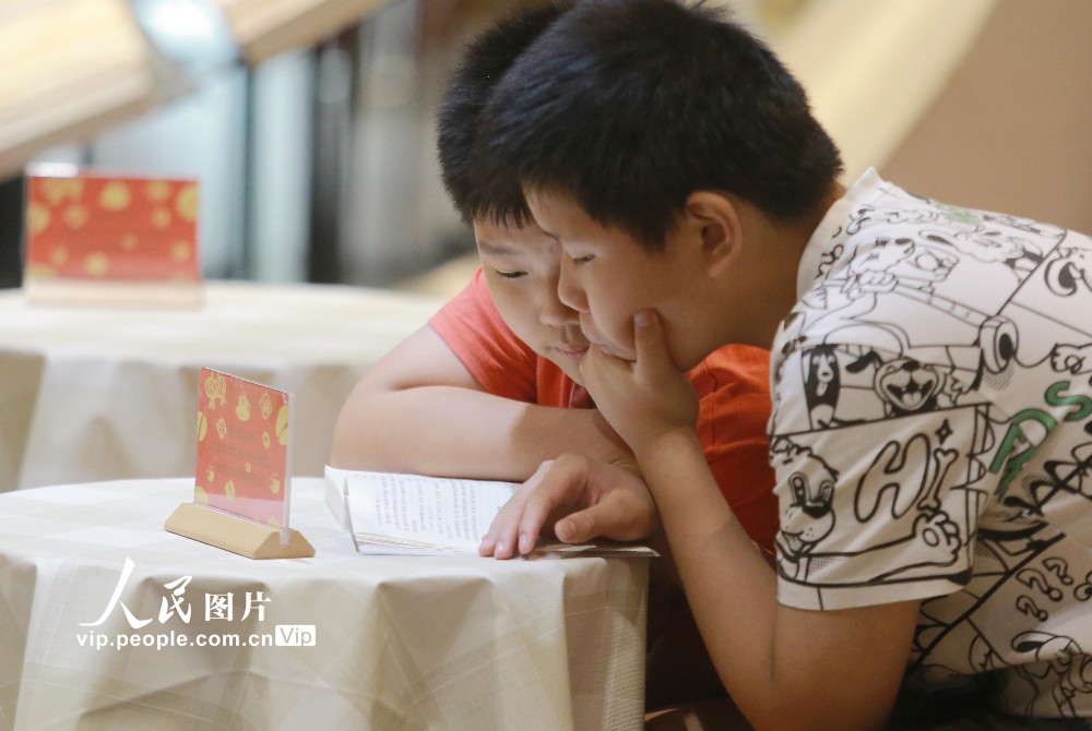 6月22日 ，端午小朋友钟书阁扬州珍园店内阅读图书。品书江苏假期