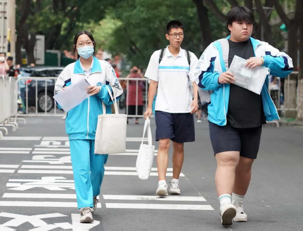 6月24日，北京考生前往北京一零一中双榆树校区考点
。中考