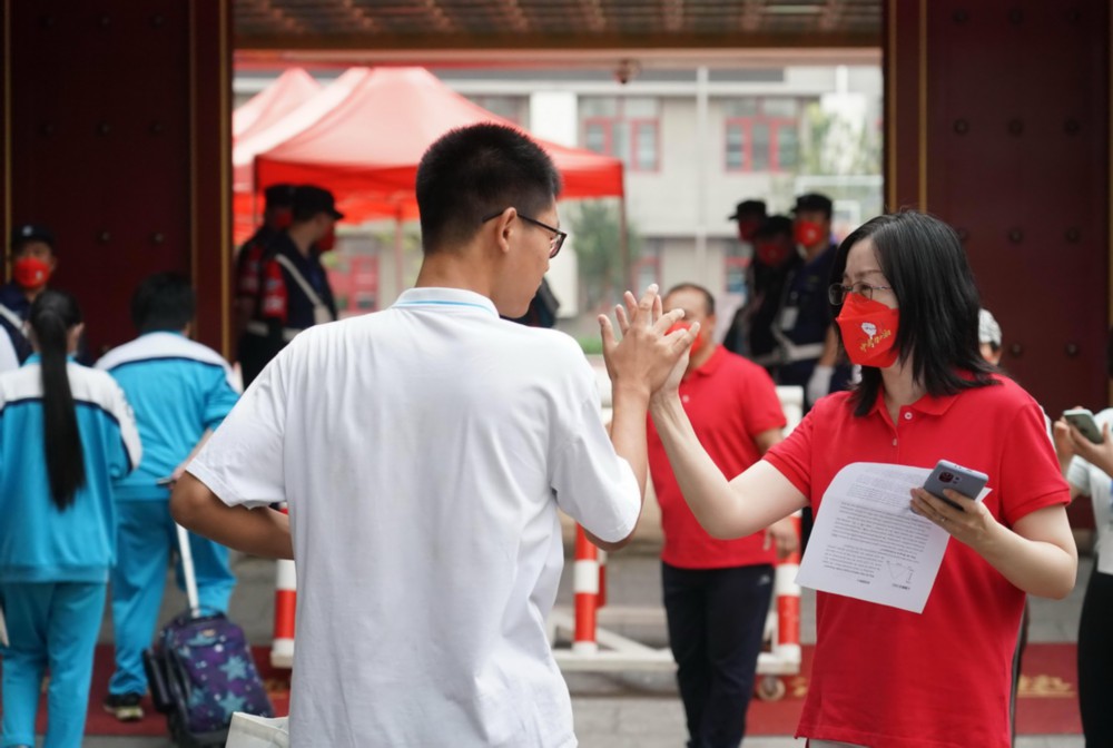 6月24日，中考在北京一零一中双榆树校区考点
，开考考生进入考点前与老师击掌。