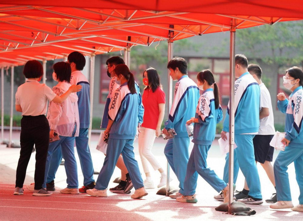 6月24日，在北京一零一中双榆树校区考点，考生前往考场。