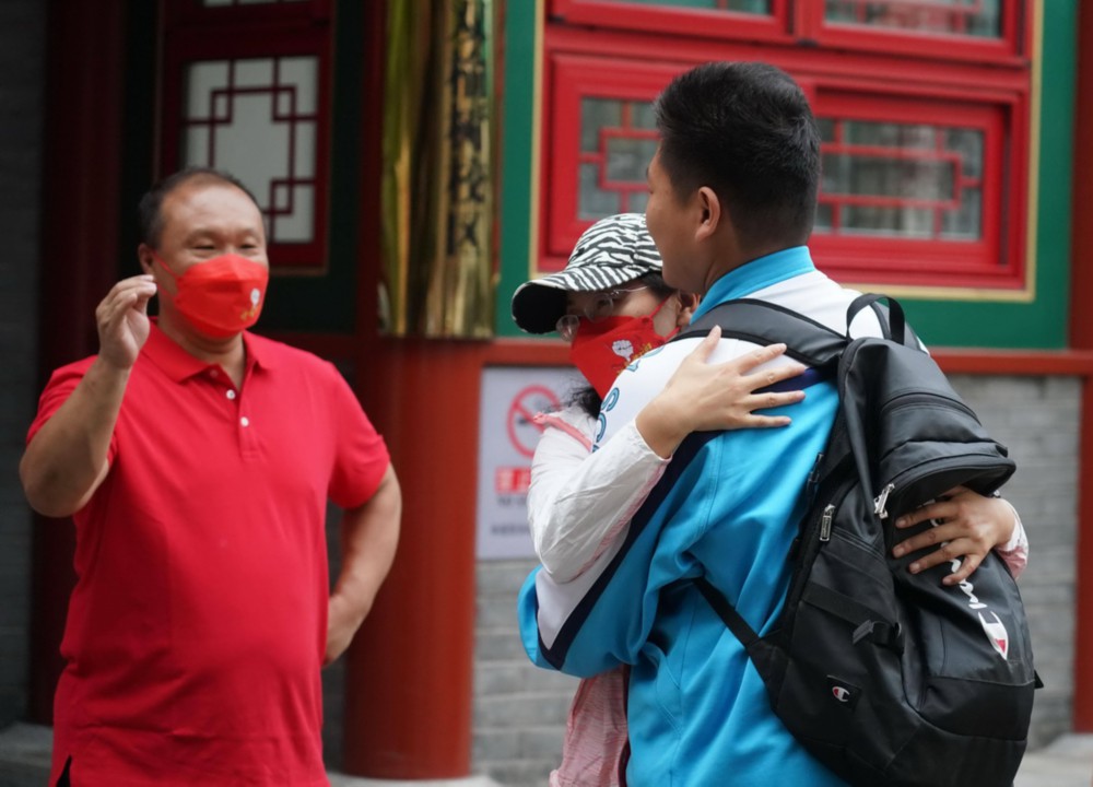 6月24日 ，在北京一零一中双榆树校区考点外，老师鼓励即将进入考场的学生
。