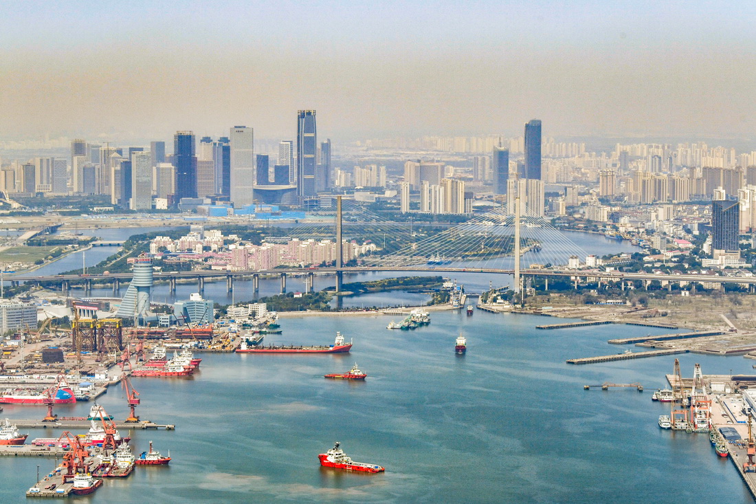 这是6月16日从直升机上拍摄的天津港主航道。