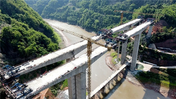 乐西高速公路马边河大桥右线连续刚构 顺利合龙