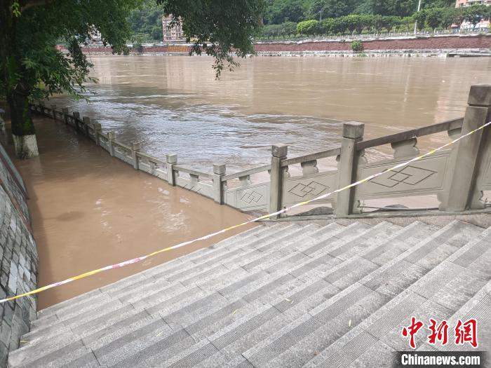 图为重庆綦江区城区上涨的洪水已进入滨江步道。　重庆市水利局供图