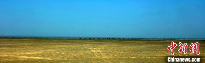 连日来，新疆吐鲁番市鄯善县库木塔格沙漠东南部出现了“海市蜃楼”景象。　孜瓦尔古丽·卡德尔 摄