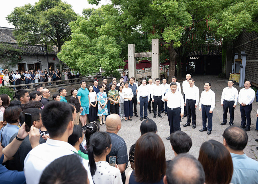 7月5日下午至6日上午，中共中央总书记、国家主席、中央军委主席习近平在江苏省苏州市考察。这是6日上午，习近平在苏州平江历史文化街区考察。新华社记者 燕雁 摄