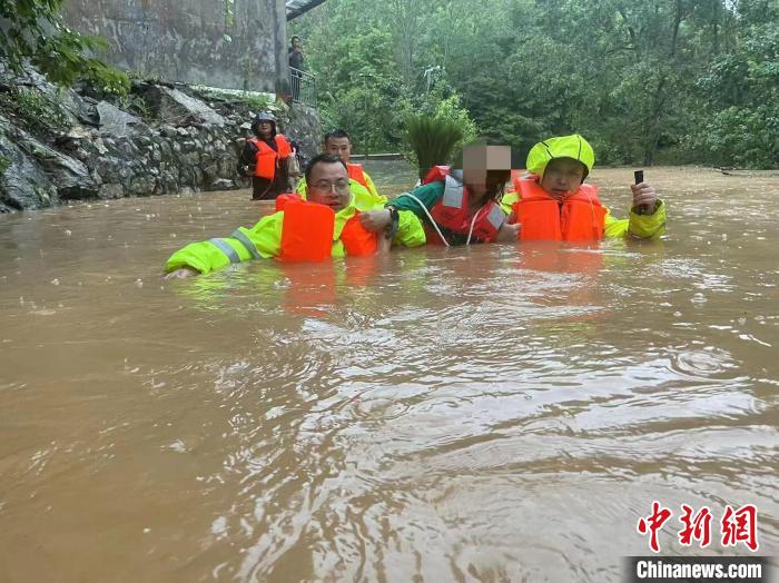 四川江油公安转移被暴雨围困群众123人