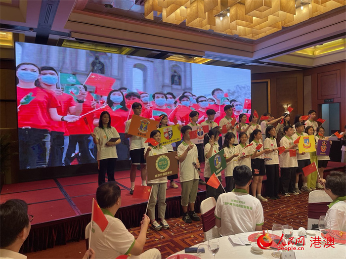 欢迎晚会上同学们与在场嘉宾挥舞国旗同唱《我和我的祖国》。人民网记者 富子梅摄