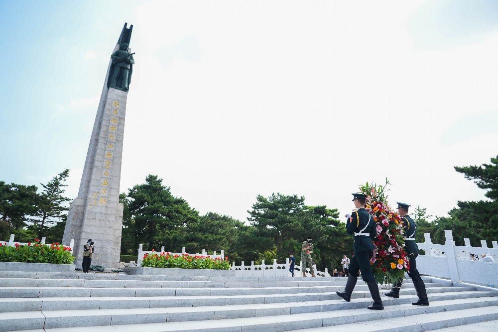 7月27日，志愿军老战士、烈士后人、少先队员代表等来到沈阳抗美援朝烈士陵园，缅怀先烈、致敬英雄。人民网记者 邱宇哲摄