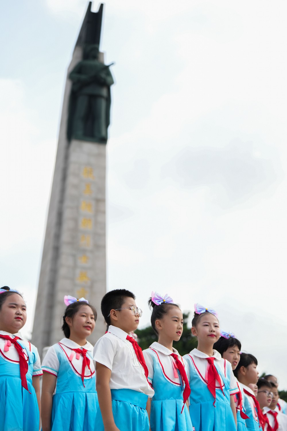 7月27日，志愿军老战士、烈士后人、少先队员代表等来到沈阳抗美援朝烈士陵园，缅怀先烈、致敬英雄。人民网记者 邱宇哲摄