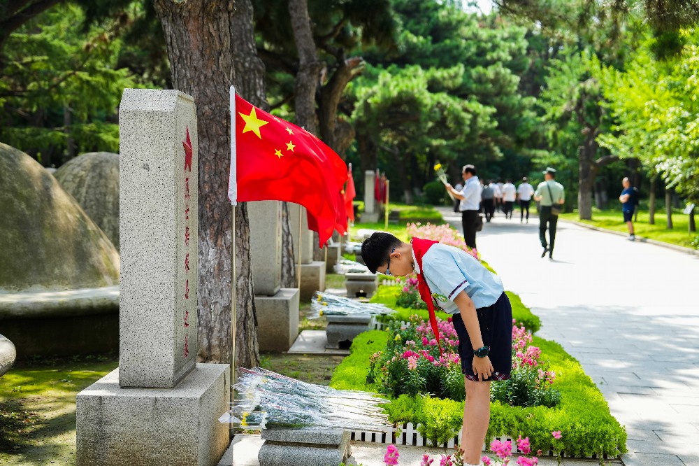 7月27日，志愿军老战士、烈士后人、少先队员代表等来到沈阳抗美援朝烈士陵园，缅怀先烈、致敬英雄。人民网记者 邱宇哲摄