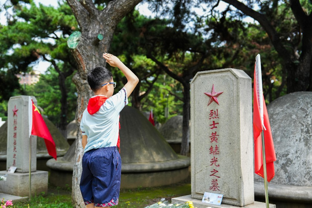 7月27日，志愿军老战士、烈士后人、少先队员代表等来到沈阳抗美援朝烈士陵园，缅怀先烈、致敬英雄。人民网记者 邱宇哲摄