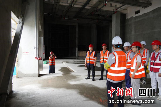  市民正在开放日活动现场参观。常晓 摄