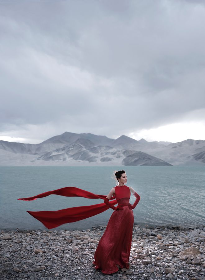 遇见世界之美 《石榴红了满天山》唱响劳伦斯·许喀什时尚大秀