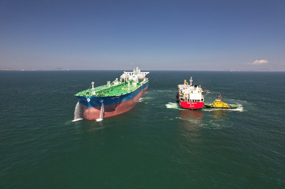 我国首艘、全球最大液化天然气运输加注船在广州港锚地- 中国日报网