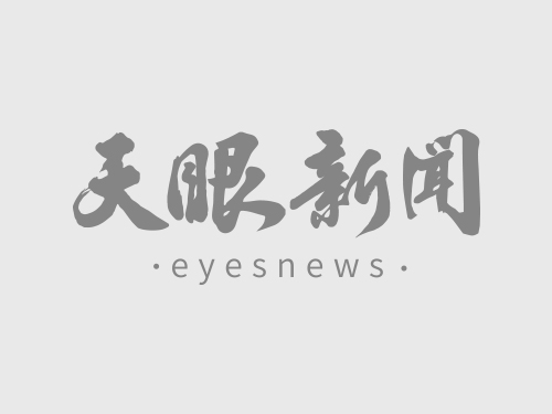 遵义市红花岗区新科社区养老服务驿站护理人员帮助老人进食.jpg