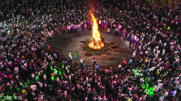 当日,贵州省黔西南布依族苗族自治州晴隆县第十三届彝族火把节开幕