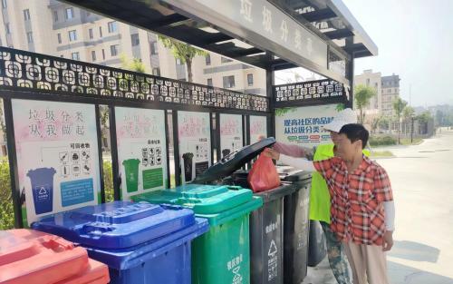 马山镇开展“垃圾分类投放点桶边引导”志愿服务活动