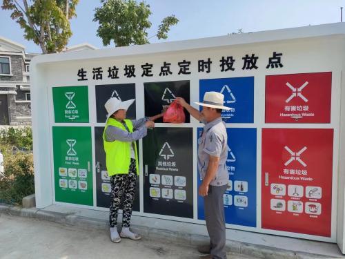 马山镇开展“垃圾分类投放点桶边引导”志愿服务活动