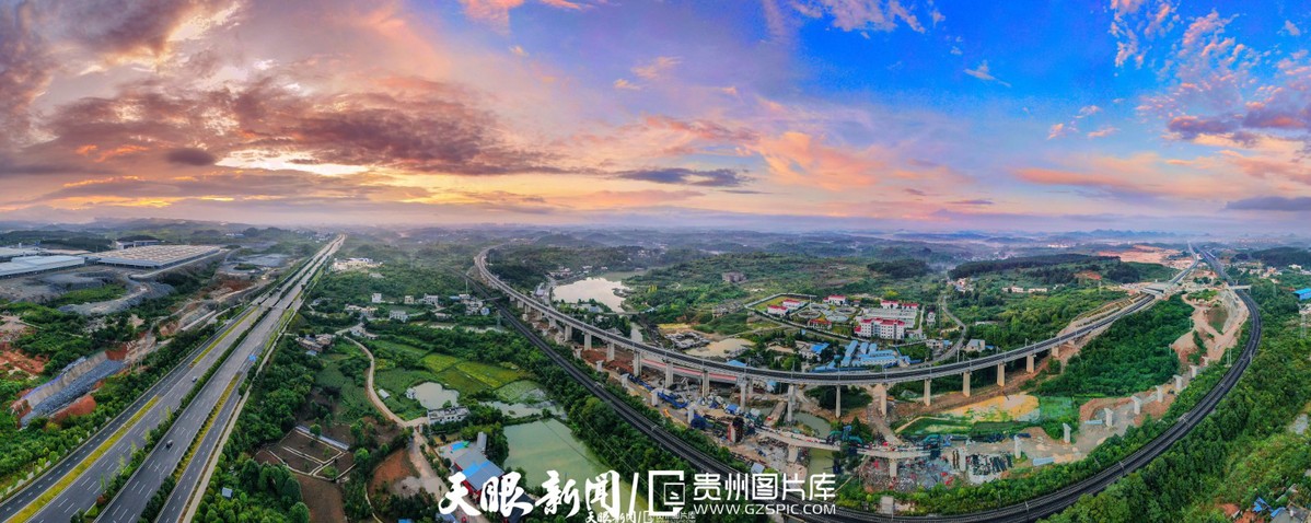 朝阳下的贵安新区交通图景.jpeg