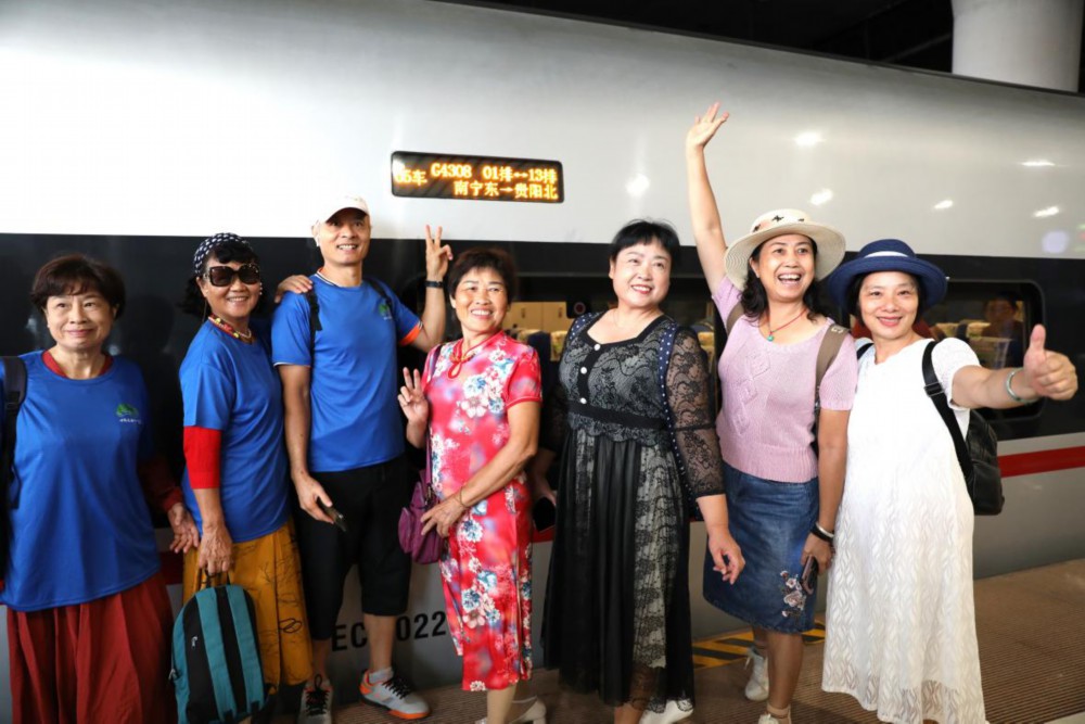 在南宁东站，旅客与贵南高铁首发列车合影。 林祥云摄