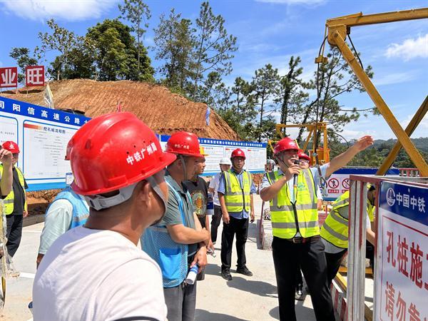 阳信高速土建4标承建永宁大桥人工挖孔桩迎来观摩交流