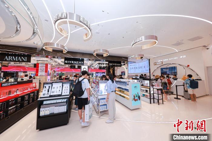 9月7日，消费者在cdf三亚凤凰机场免税店二期选购免税商品。(三亚凤凰国际机场供图)
