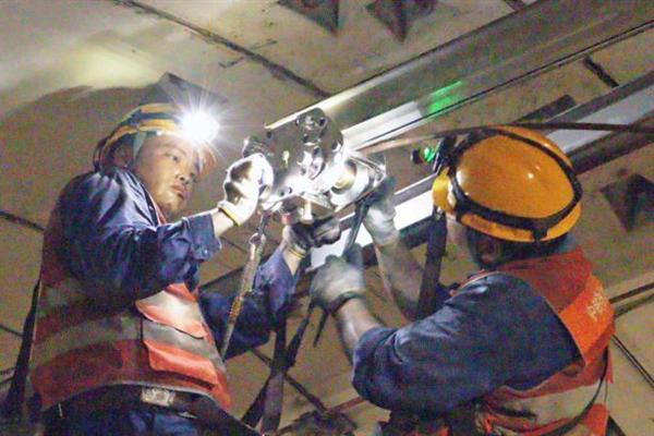 南宁地铁4号线接触网Z20和Y43整锚段换线施工顺利完成