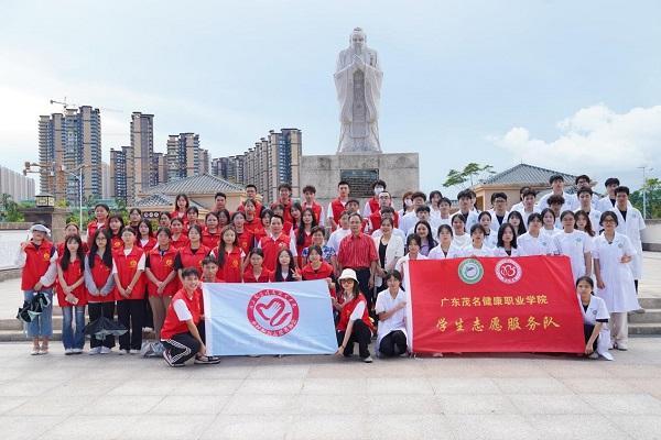 广东茂名健康职业学院联合茂名市崇文学校开展2023年近视防控暨推广普通话宣传活动