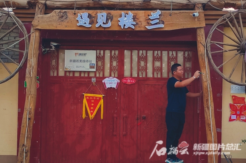 9月12日，若羌县铁干里克镇库尔干村遇见楼兰青年旅社负责人闫永乐修整大门口的线路。闫永乐供图
