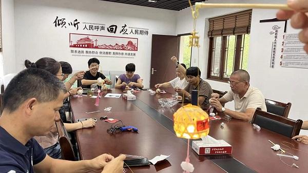 制作竹编灯笼 宣传垃圾分类 “点亮”绿色中秋