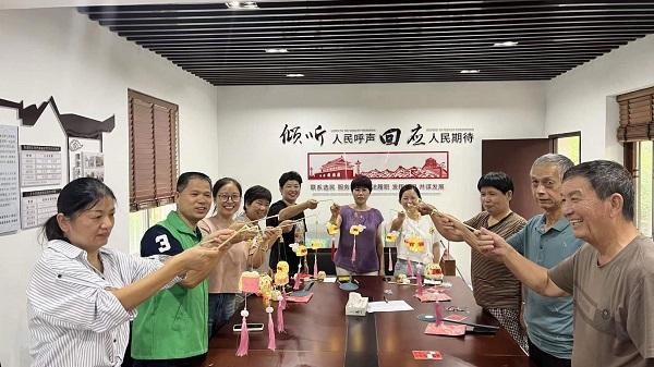 制作竹编灯笼 宣传垃圾分类 “点亮”绿色中秋