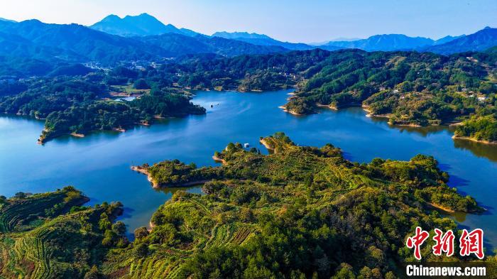 安徽岳西：天堂湖水泛金波