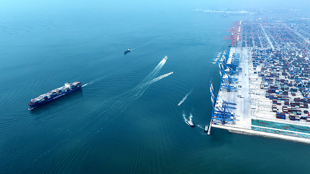 10月26日拍摄的紧张作业的钦州港（无人机照片）。