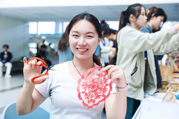 大学生尝试徽州剪纸.jpg