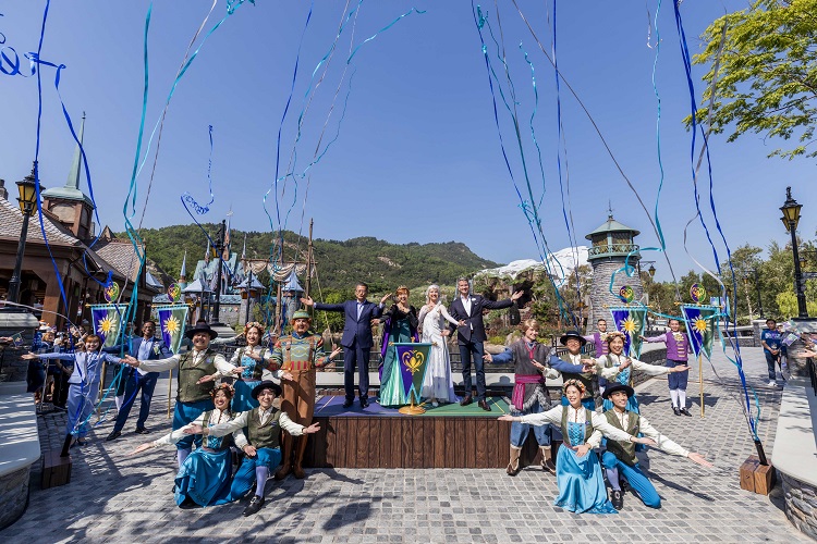 全球首个《冰雪奇缘》系列电影主题园区——“魔雪奇缘世界”在香港迪士尼乐园开幕。（香港迪士尼乐园度假区供图）