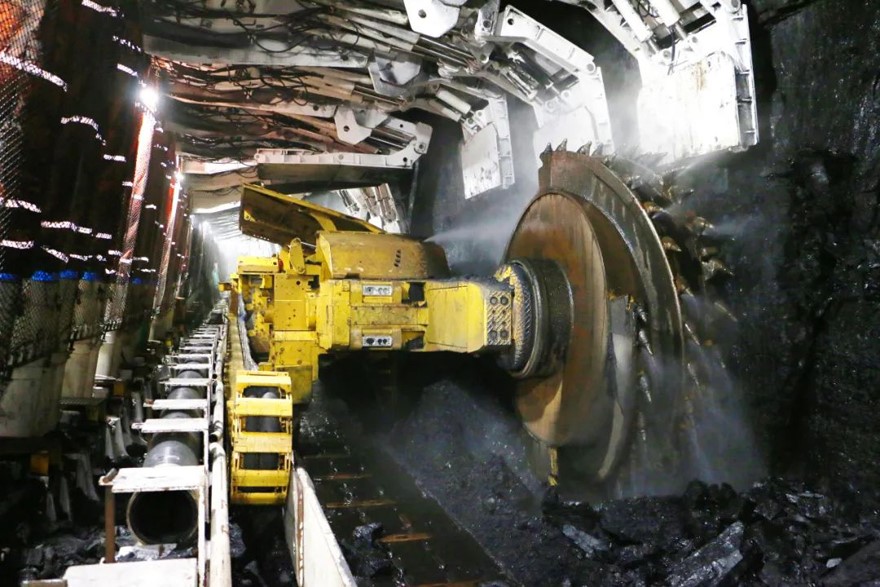 中国中煤陕西公司大海则煤矿20102工作面开足马力生产，单面日产原煤3万吨以上，释放优质产能备战迎峰度冬。受访者供图