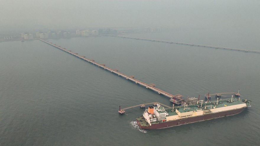  装载26万立方米LNG的“阿尔达夫那”号靠泊在中国石油唐山LNG接收站，为京津冀地区送去1.6亿立方米“暖气”。金添摄