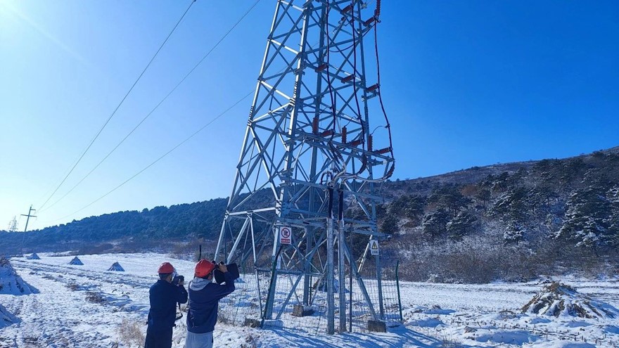 三峡集团辽宁葫芦岛风电场运维人员对线路进行全面巡检，确保电力生产设备处于最佳运行状态。受访者供图