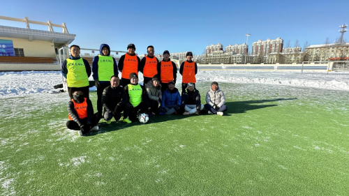 Playing football in the snow and snow, passion to help fourteen winter