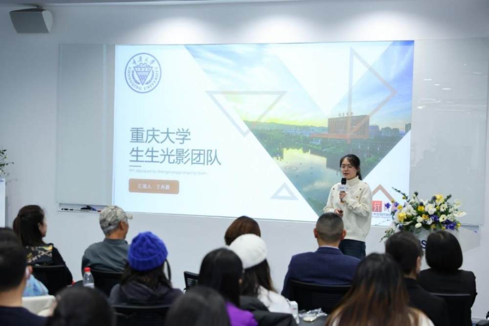 一群人在台上演讲



描述已自动生成