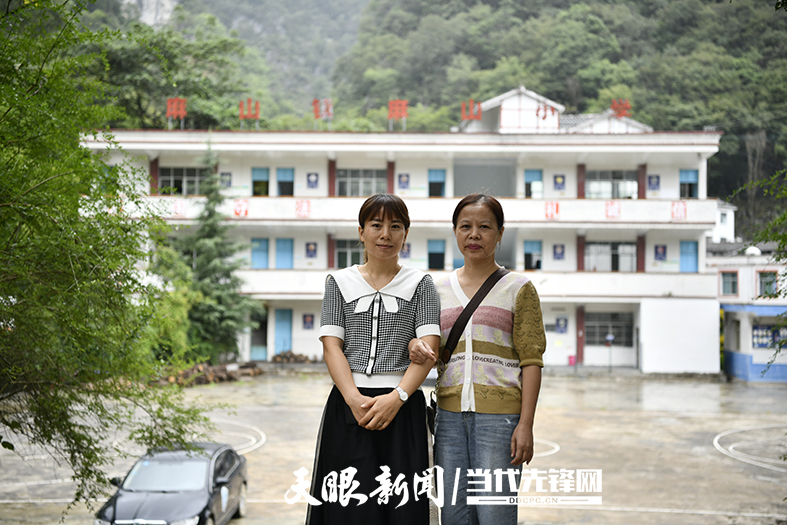 女童班班主任何臣燕（右）和学生汤佳英重访麻山小学 .JPG