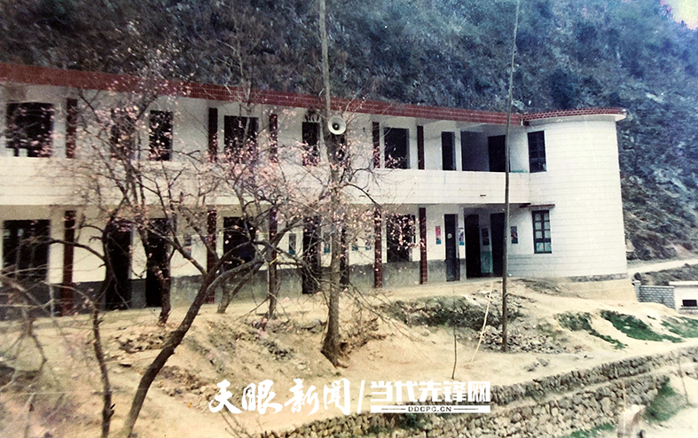女童班设立之后麻山小学得到重视，这是90年代末新修的教学楼.jpg