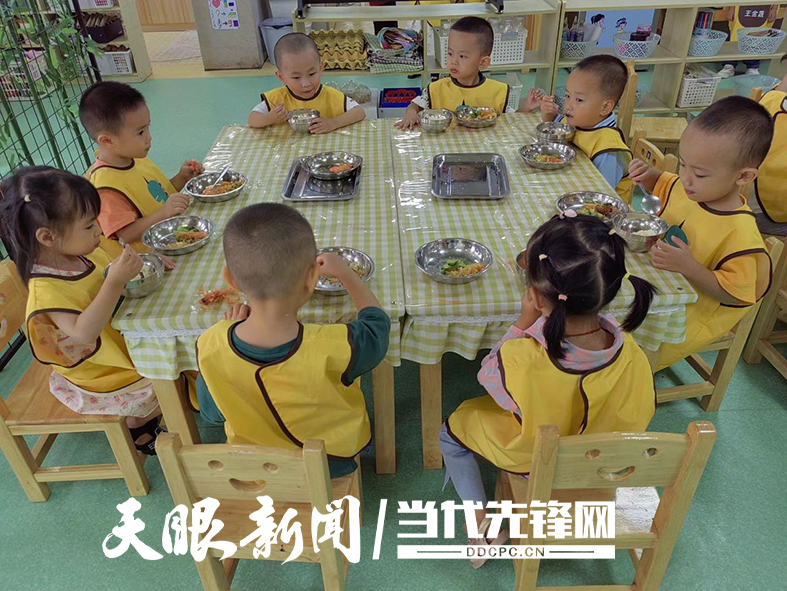如今的望谟县学生享受营养午餐.jpg
