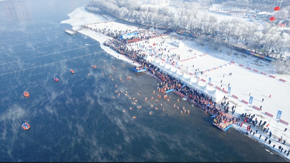 熱雪沸騰200多名冬泳愛好者暢遊松花江浪裡白條盡顯身手